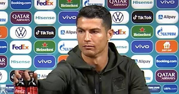 4 Milliard Dollart Bukott A Coca Cola Miutan Cristiano Ronaldo Elpakolta Az Uvegeket A Sajtotajekoztaton Facebook
